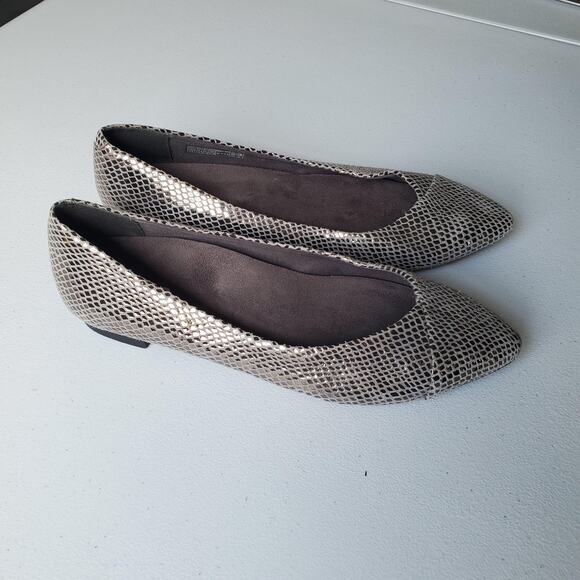 Vionic Shoes Womens Size 9.5 Pointed Toe Ballet Flats Silver Snake Print Comfort - Picture 1 of 9
